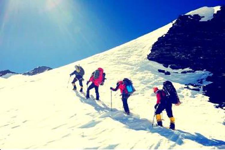 Покорение вершин: путь альпиниста к альпинизму